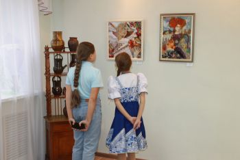 В Еманжелинске на новой выставке в историко-краеведческом музее представлены керамика и лоскутная живопись
