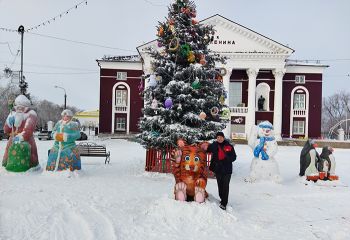 Накануне Нового года площадь у ДК им. Ленина в поселке Красногорском Еманжелинского района украсил символ 2022 года – Тигренок