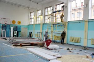 В спортзале 9-й школы поселка Красногорского Еманжелинского района отремонтировали кровлю и ставят современные европакеты