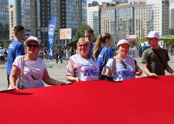 В Челябинске в рамках выставки трофейной техники НАТО «Единая Россия» провела флешмоб «Танкоград Zа СВОих»