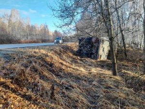 Из-за обледенелой дороги съехал в кювет и упал на бок автобус с пассажирами, который направлялся в Еманжелинск