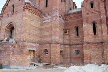 Сретенский храм в Еманжелинске поднялся от земли более чем на 20 метров