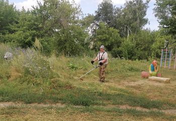 Красногорцы общими силами навели чистоту в сквере, расположенном за ДК им. В.И. Ленина