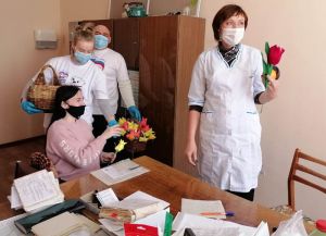 В Красногорском Еманжелинского района в рамках общероссийской акции раздали апельсины