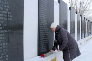 В День защитника Отечества еманжелинцы возложили цветы к Вечному огню на городском мемориале Славы