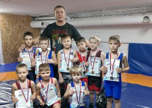 В Еманжелинске соревновались 8-9-летние борцы из Красногорского, Еткуля, Коркино