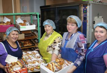 В пекарне на Садовой выпускают хлеб из пшеничной муки первого сорта, хлеб «Уральский» подовый, батоны и различные булочки со сладкими начинками