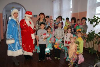 В Еманжелинске пациентов детского соматического отделения горбольницы поздравили Дед Мороз со Снегурочкой
