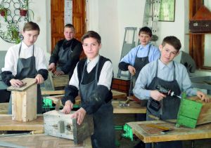 Ученики школы № 5 Еманжелинского района ежегодно к прилету пернатых готовят скворечники