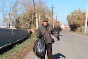 В Еманжелинске члены районного совета ветеранов и общества инвалидов провели акцию «Чистый город»