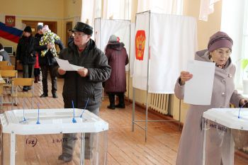 На избирательных участках Еманжелинского района и в городском сквере