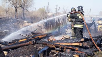 В Еманжелинске в один день сгорели дом и надворные постройки нескольких домовладений