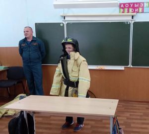 Начальник караула пожарной части № 106 Евгений Осипов провел профилактические занятия с ребятами из школы № 16 и детсада № 7 города Еманжелинска