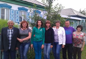 Степан Николаевич с внуками у своего дома в поселке Рабочем