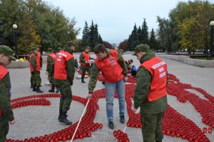 В Челябинске в День героев Танкограда Аллея Славы озарилась светом шести тысяч свечей