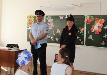 В Еманжелинске полицейские проводят беседы с детьми