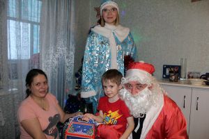 Еманжелинский полицейский Дед Мороз отправился в гости к детям