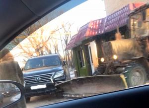 Курьезное ДТП на днях произошло в Еманжелинске: столкнулись «Лексус» и трактор