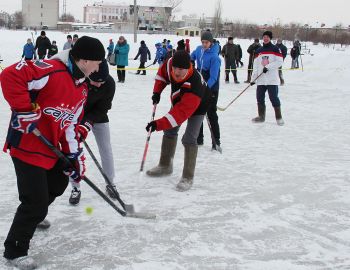 На пруду в еманжелинском сквере прошли открытые городские состязания по хоккею в валенках с мячом