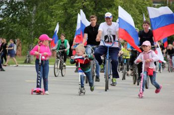 В городском сквере Еманжелинска прошел праздник «Россия – Родина моя»