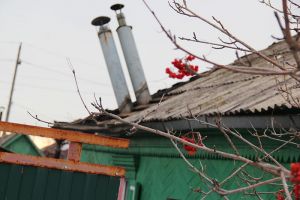 В Еманжелинске поздно вечером 24 ноября вспыхнула крыша частного дома