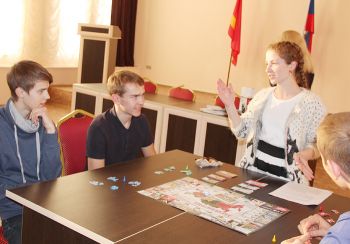 Игра представляет собой монополию. Президент Сергей Сердюков (второй слева)