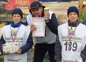 После награждения: егерь Сергей Турковский с сыновьями