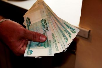 В Еманжелинске молодой человек забрал чужие деньги из ячейки банкомата