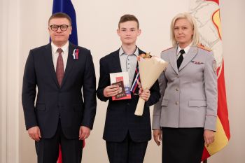 Кирилл Кузьмин из Зауральского получил паспорт из рук губернатора Челябинской области Алексея Текслера