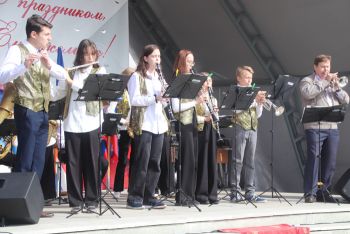Празднование 92-летия Еманжелинска открыло выступление духового оркестра «Сириус» из Челябинска
