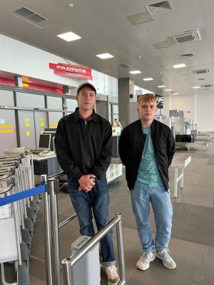 В челябинском аэропорту Артем Жук и Даниил Тристан из Троицка