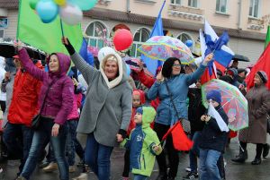 Более трех тысяч еманжелинцев отпраздновали День Весны и Труда демонстрацией на главной площади города
