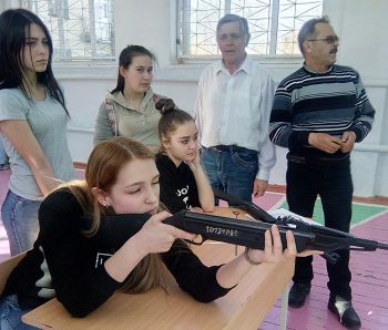 В Еманжелинске в состязаниях «А ну-ка, девушки» соревновались студентки и преподаватели техникума