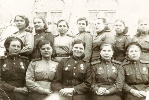Накануне 8 марта 1945 года в Венгрии. Анна Дмитриевна Рудакова (сидит вторая справа) с боевыми подругами