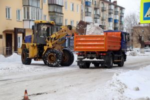 Коммунальные службы Еманжелинска продолжают борьбу со снежными завалами