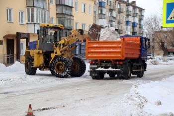 Коммунальные службы Еманжелинска продолжают борьбу со снежными завалами