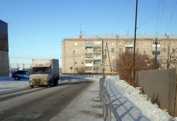 В Еманжелинске по инициативе жителей появилось новое металлическое ограждение тротуара