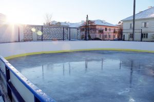 В Еманжелинском районе установили два новых современных хоккейных корта