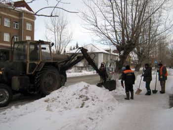 На улицах Еманжелинска и поселков ведется уборка снега