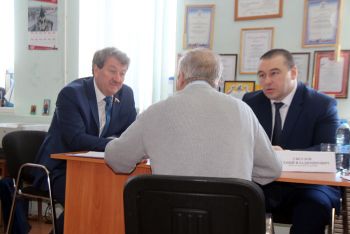 Депутат Госдумы Анатолий Литовченко (слева) ведет прием