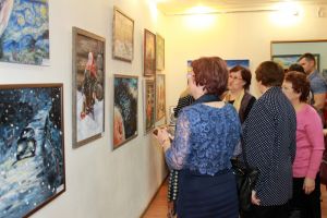 В еманжелинском музее открылась выставка картин челябинской художницы