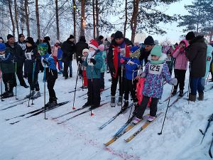 Около 200 любителей активного отдыха собрала лыжня в поселке Зауральском Еманжелинского района