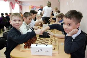 В рамках проекта «Шахматный всеобуч» в Еманжелинском районе прошел первый открытый турнир среди детей и взрослых
