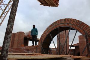 Подвести стены под купола: в Еманжелинске возобновилось строительство Сретенского храма