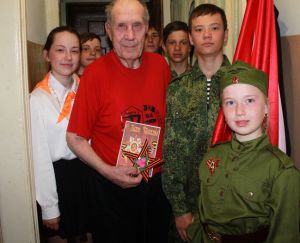 В каждый дом со Знаменем Победы: в Еманжелинском районе школьники поздравили ветеранов с великим праздником