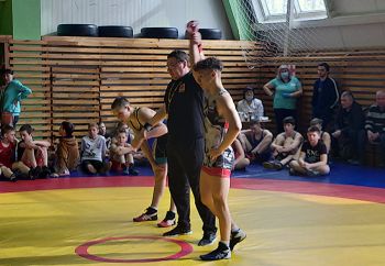 Более трехсот борцов разыграли 17 комплектов медалей на юбилейном турнире в Красногорском Еманжелинского района