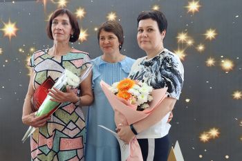 Еманжелинские врачи, фельдшеры, медсестры и другие работники районной больницы получили награды в честь профессионального праздника