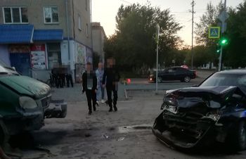 В Еманжелинске на перекрестке в центре города столкнулись «Газель» и легковой автомобиль