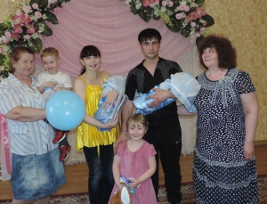 Сегодня, в День защиты детей, свидетельства о рождении получили еманжелинцы Иван и Антон Иванниковы