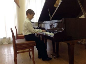 Юный пианист Илья Акульшин